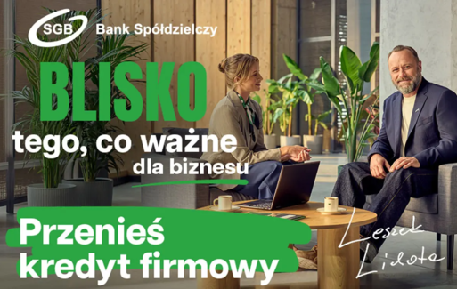 Aktor Leszek Lichota siedzi w fotelu reklamując promocję 'Przenieś kredyt firmowy'