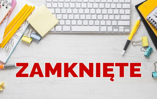 Baner z akcesoriami biurowymi i napisem ZAMKNIĘTE